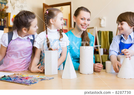 Children drawing and painting 8287730