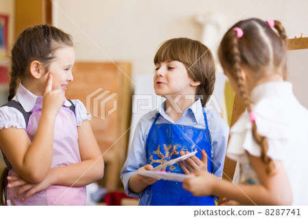 Children drawing and painting 8287741