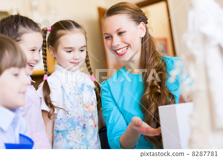 Children drawing and painting 8287781