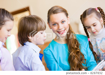 Children drawing and painting 8287832