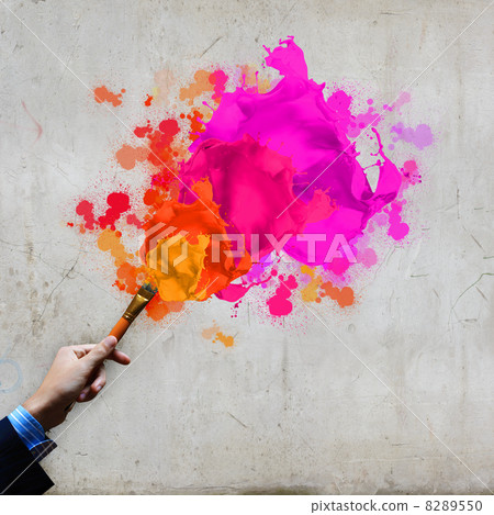 Human hand holding paint brush 8289550