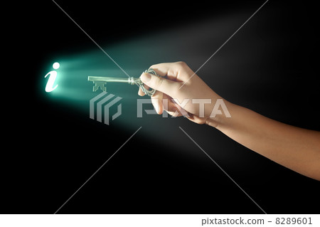 Hand with key 8289601