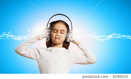 Little girl in headphones 8290033