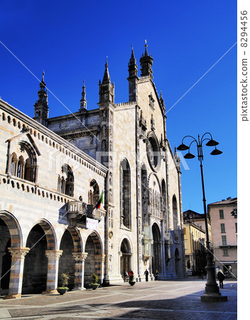 Cathedral in Como, Lombardy, Italy 8294456