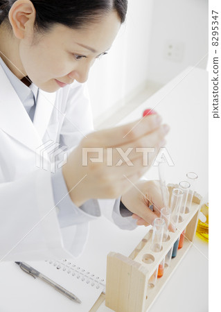 researcher  8295347