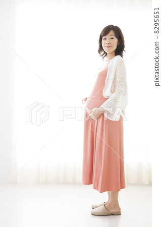 Pregnant woman 8295651