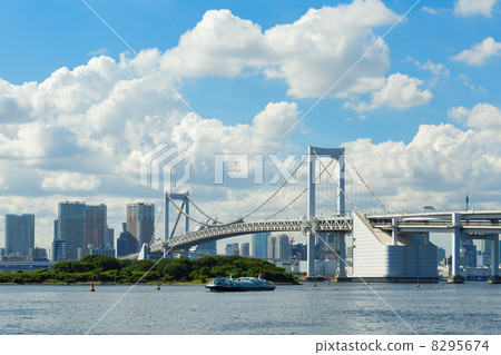 A rainbow bridge at Odaiba Seaside Park where the blue sky spreads and a pleasure boat · Himiko A rainbow bridge at Odaiba Seaside Park where the blue sky spreads and a pleasure boat · Himiko 8295674
