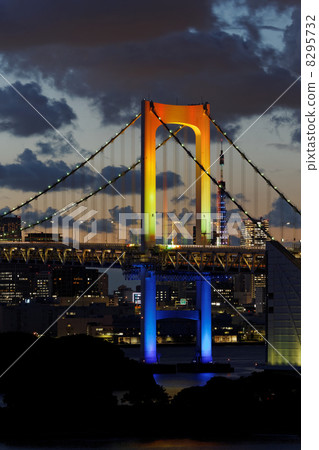 彩虹橋與特殊的燈光到彩虹的顏色 彩虹橋與特殊的燈光到彩虹的顏色 8295732