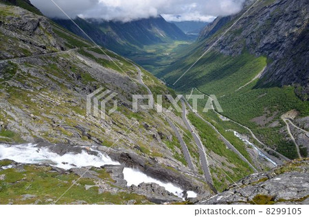 Tororusugeigen called fairy ladder path which descends the elevation difference of 850 m with 11 hairpin curve 8299105