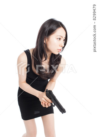 一個女人拿著槍 8299479