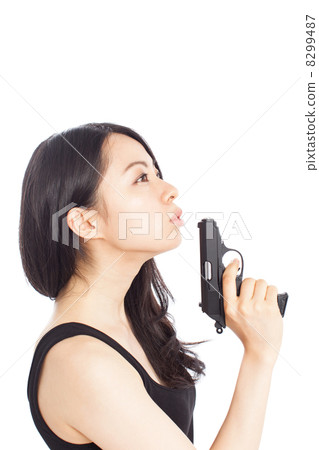 A woman with a gun 8299487