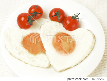 Heart shaped fried egg 8299542
