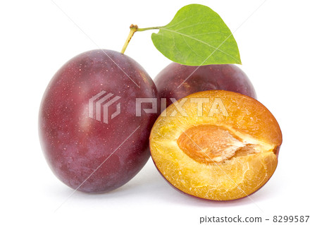 Fresh plums with leaf Fresh plums with leaf 8299587
