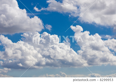 藍天和白色雲彩E. 藍天和白色雲彩E. 8299953