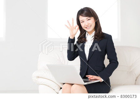 女人商務看電腦 女人商務看電腦 8300173