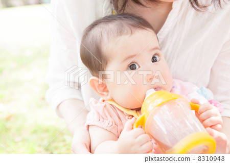Baby supplemented with water 7 months after birth 8310948