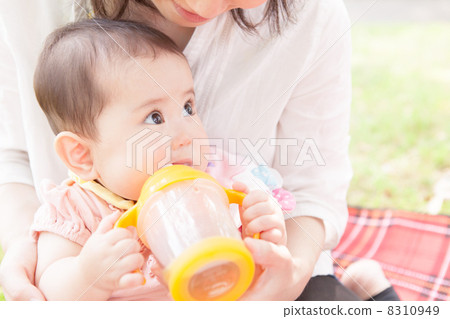 Baby supplemented with water 7 months after birth 8310949