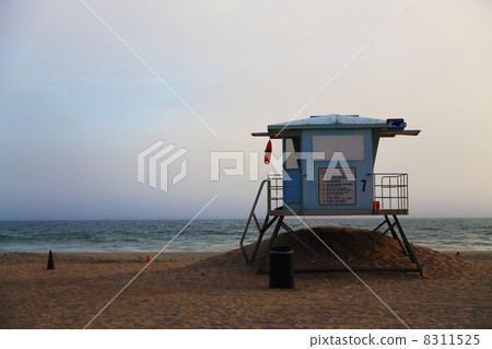 Watching hut of Huntington Beach near Los Angeles in the summer Watching hut of Huntington Beach near Los Angeles in the summer 8311525