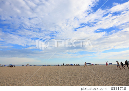 I play in Huntington Beach near Los Angeles in the summer I play in Huntington Beach near Los Angeles in the summer 8311718