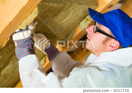 Worker setting thermal insulating material 8311738