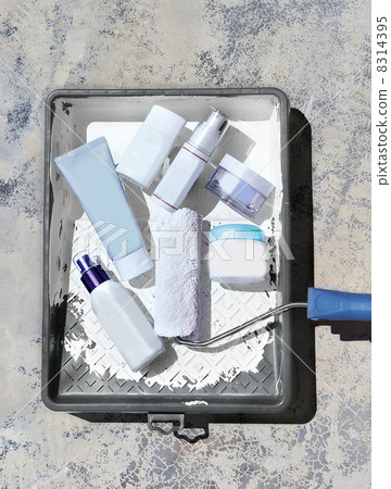 bottles in a paint tray 8314395