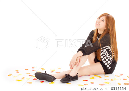 一名年輕日本女孩坐下落的事假和向上看 8315134