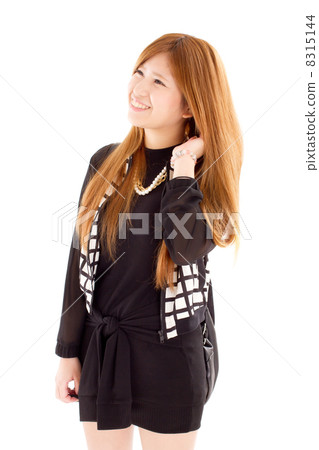 十幾歲的女孩看起來很好的秋/冬時尚提高他們的頭髮帶著美好的微笑 十幾歲的女孩看起來很好的秋/冬時尚提高他們的頭髮帶著美好的微笑 8315144