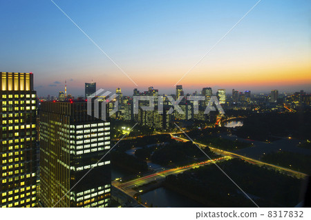 Overlooking the city center from Tokyo Marunouchi. A beautiful evening view, overlooking Mount Fuji. Overlooking the city center from Tokyo Marunouchi. A beautiful evening view, overlooking Mount Fuji. 8317832