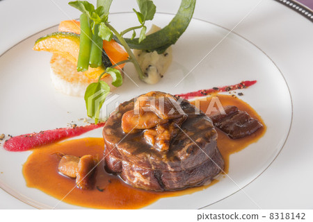 Meat dish  8318142