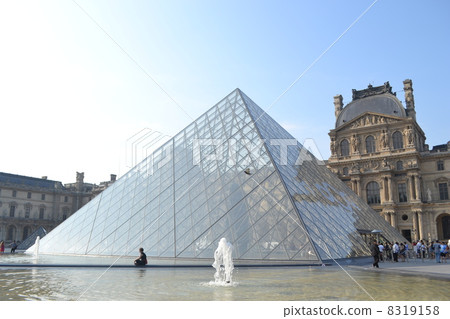 Louvre Museum 8319158