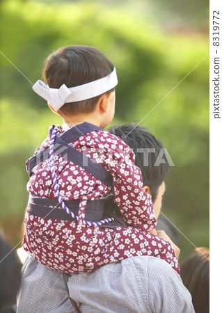 有節日衣服的男孩 8319772