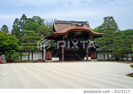 Ninna-ji Temple Garden的Tesutoken門 8323317