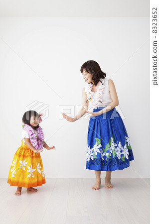 親子草裙舞 照片素材 圖片 圖庫