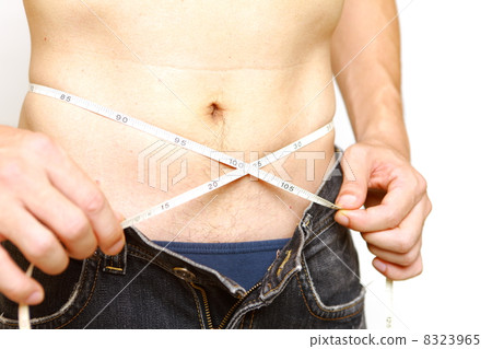 Men measuring the waist 8323965