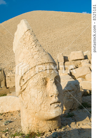 Statues on Nemrut mountain 8325181