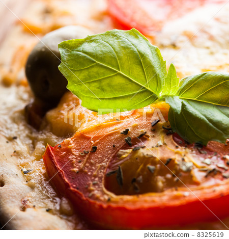 Pizza with tomatoes 8325619