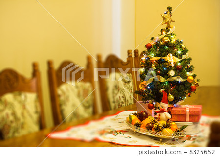 Little Christmas tree 8325652