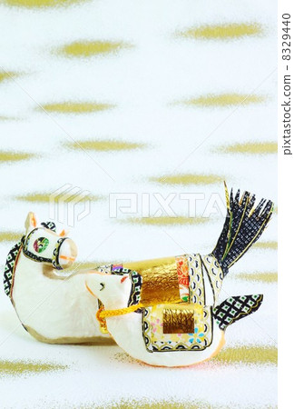 新年賀卡2014·手工日本紙完成馬父母和兒童·白色背景金色圖案日本紙背下排垂直位置·明信片對應比率 新年賀卡2014·手工日本紙完成馬父母和兒童·白色背景金色圖案日本紙背下排垂直位置·明信片對應比率 8329440