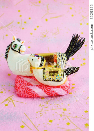 新年賀卡2014·手工日本紙完成馬父母和兒童·金葉桃色紙背垂直位置日本體操運動員·明信片對應比率 新年賀卡2014·手工日本紙完成馬父母和兒童·金葉桃色紙背垂直位置日本體操運動員·明信片對應比率 8329523