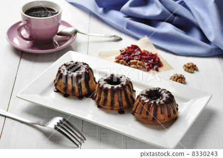 Cake with melted chokolate icing 8330243