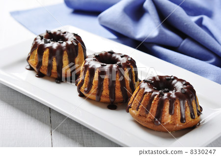 Cakes with melted chokolate icing Cakes with melted chokolate icing 8330247