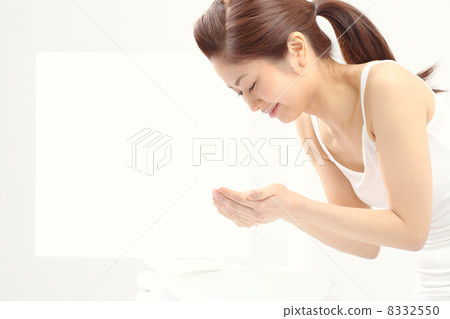 Washing face Washing face 8332550