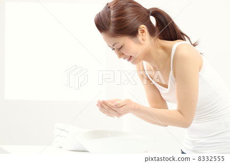 Washing face 8332555