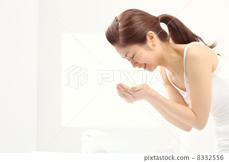 Washing face 8332556