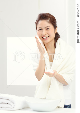 Washing face 8332586