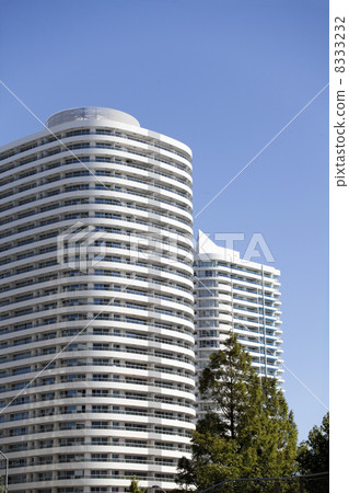 摩天大樓和綠色 8333232