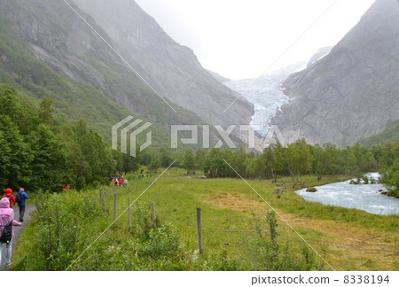 Tourists going through the U-shaped valley toward Brisk Dahl glacier 8338194