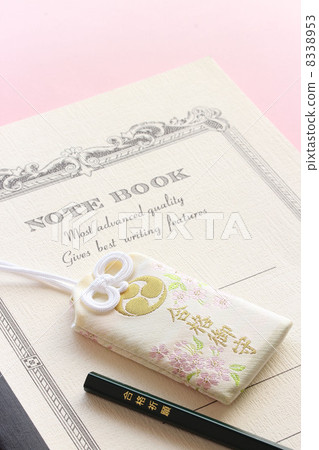 傳遞論文和大學筆記和傳遞鉛筆 8338953