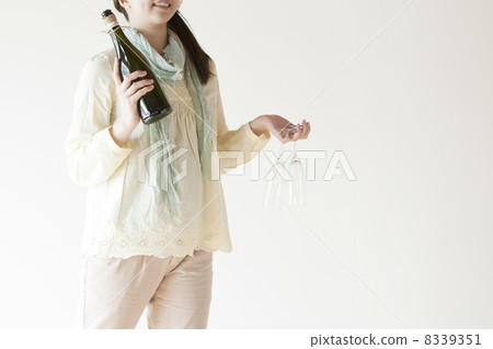 運載瓶和香檳玻璃的婦女 運載瓶和香檳玻璃的婦女 8339351