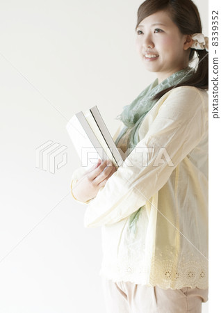 拿著書和微笑的婦女 8339352